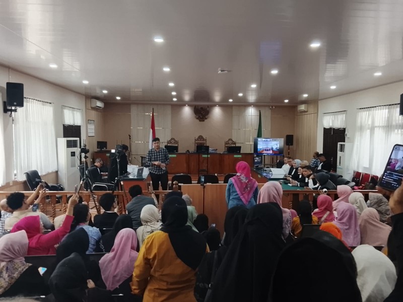 Jelang Putusan, Emak-emak Bershalawat di Sidang Abdul Wahid