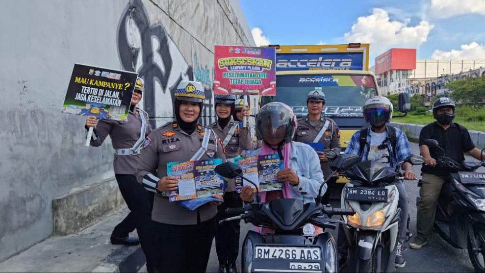 Ditlantas Polda Riau Sambangi Pengendara di Simpang Mal SKA Pekanbaru Sosialisasi Pilkada Damai