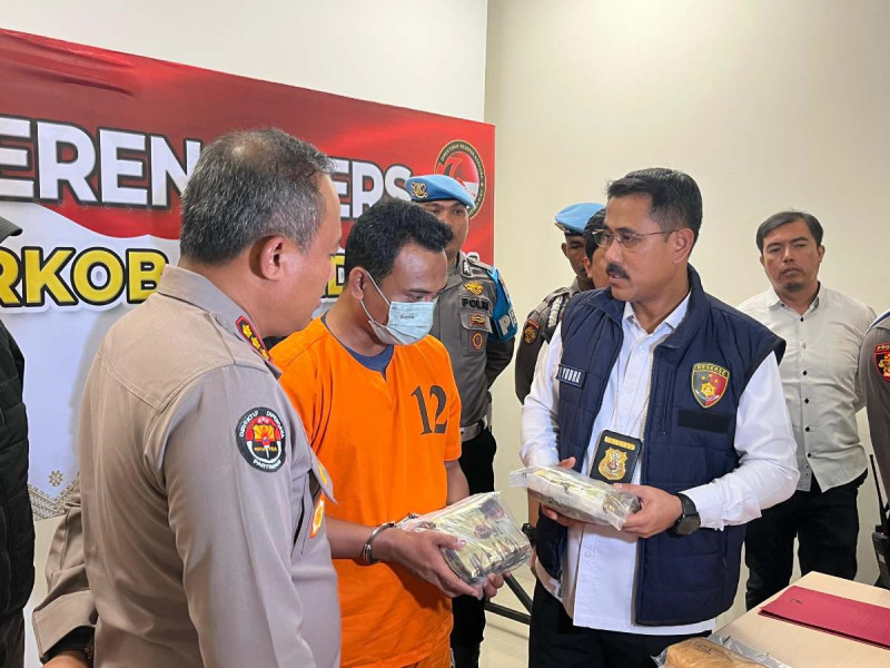Sembunyikan Sabu 14 Kg Dibawah Rambu Lalu Lintas, Seorang Kurir Ditangkap Polda Riau
