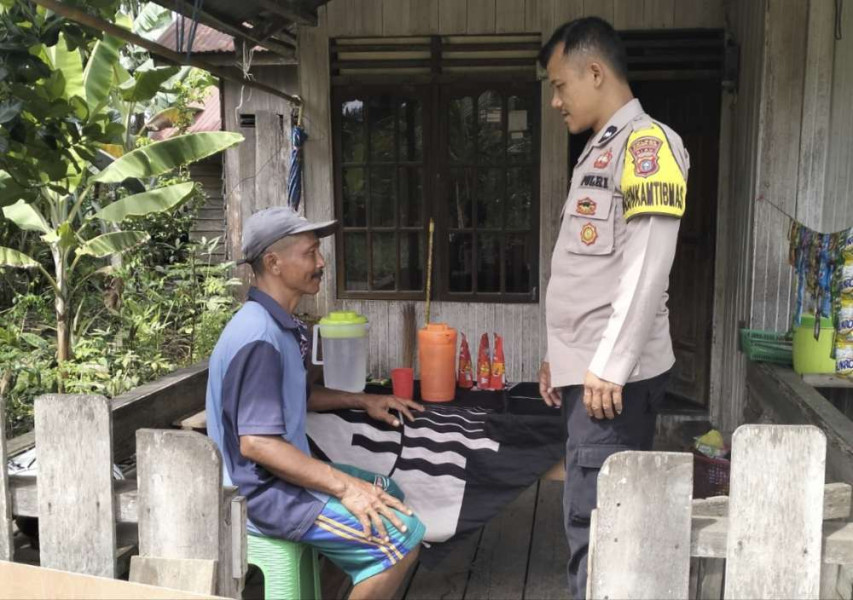 Bhabinkamtibmas Kelurahan Tanjung Pidada Lakukan Door to Door dan Edukasi Pasca Pilkada