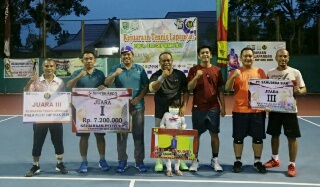 Usia tidak Menghalangi Pasangan Alfedri-Halim Juarai Turnamen Tenis di Siak 