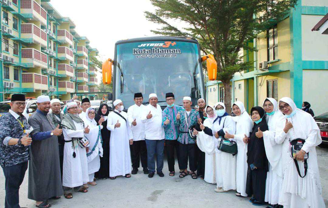 Haru, Bangga Bupati Alfedri Sambut Kedatangan Jemaah Haji Kabupaten Siak 
