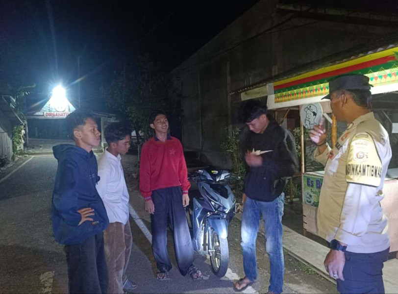 Patroli Malam Hari, Polsek Tempuling Jaga Suasana Kondusif Pilkada 2024