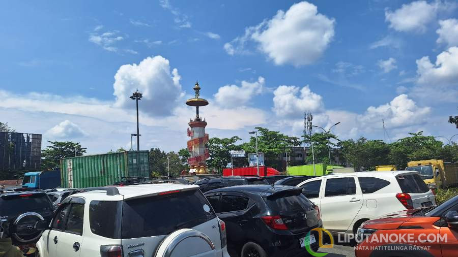 Siang Terik, Jalan di Sekitar Bundaran Songket Pekanbaru Macet Panjang