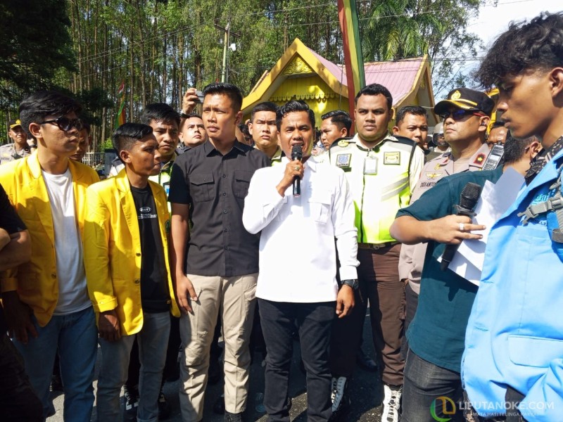 Anggota DPRD Riau Temui Massa Aksi Demo Pansus