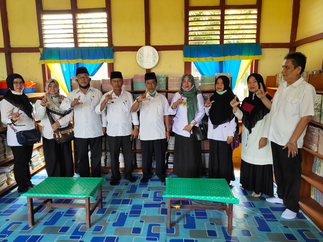 Tingkatkan Minat Baca dan Sukseskan Program Nasional, DPAD Inhil Beri Pembinaan Pustaka ke Sekolah