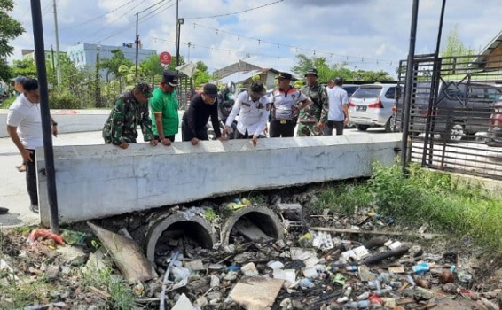 Pj Walikota Pekanbaru Patroli Sampah hingga Dinihari, Ini Imbauannya