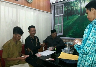 Ikut Kurban di Inhil, Gubri Serahkan Satu Ekor Sapi Untuk KBB