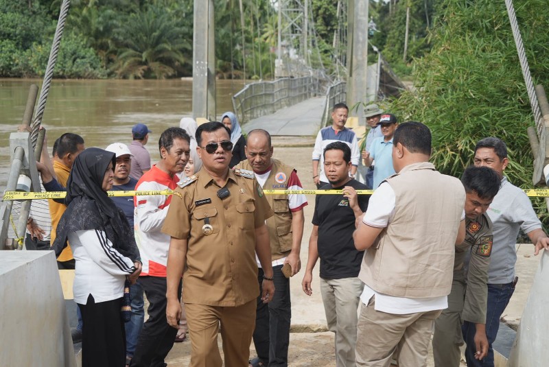 Jembatan Gantung Peboun Rusak Dihantam Banjir, Tim Kementerian PU Sambangi Lokasi Jembatan