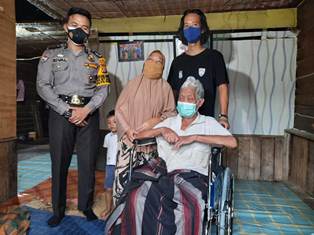 Seorang Polisi di Inhu Riau Sisihkan Gaji Beli Kursi Roda untuk Kakek yang Alami Kelumpuhan