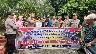 Kapolres Inhu Berikan Bantuan Sembako Kepada Masyarakat Terdampak Banjir 
