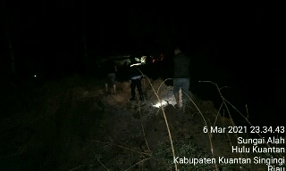 Dikabarkan Ada Aktivitas PETI, Tengah Malam Buta Jajaran Polres Kuansing Sisir Sungai Kuantan 
