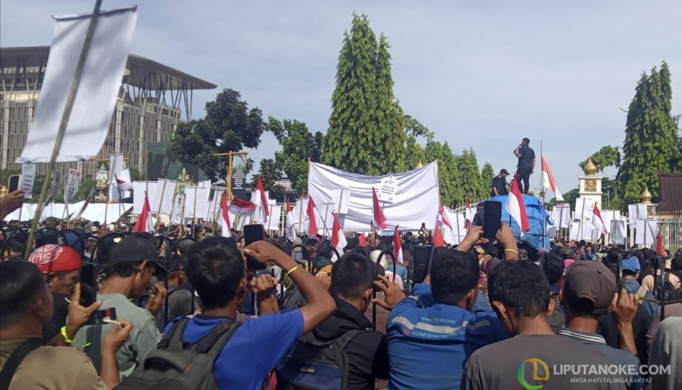 Gelar Unjuk Rasa di Kantor Gubernur Riau, Warga dan Mahasiswa Tolak Relokasi dari TNTN