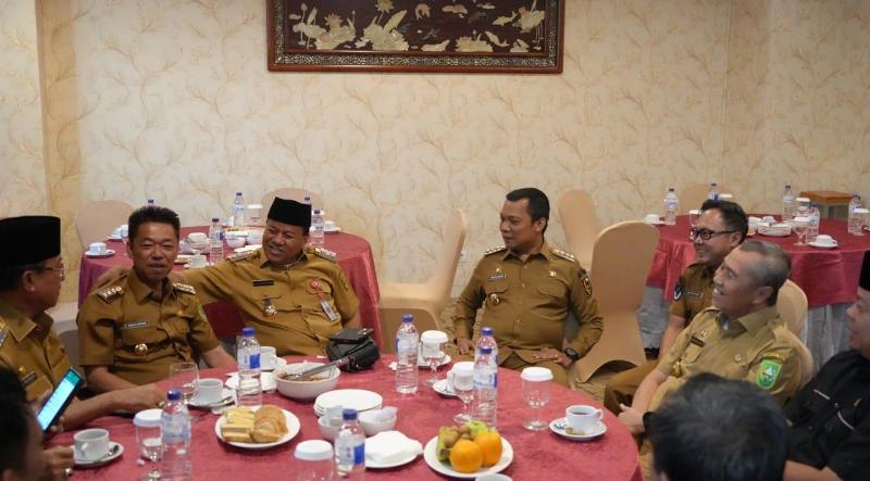 Buka Rakor Dengan Bupati/Walikota dan Camat se-Riau, Gubri Curhat, Tegaskan Pemerintah Juga Bekerja