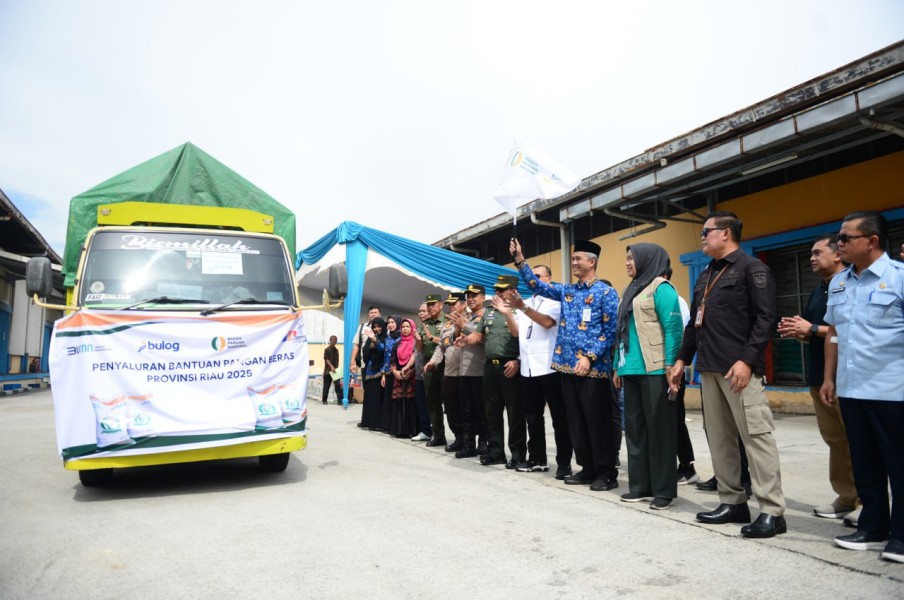 Pemprov Riau Serahkan Bantuan Pangan Kepada 278.250 Masyarakat Kurang Mampu