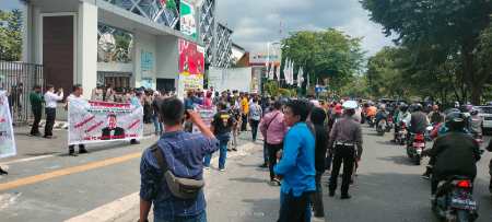 Ratusan Mahasiswa Demo Kejati Riau Persoalkan Lahan Surya Dumai Group