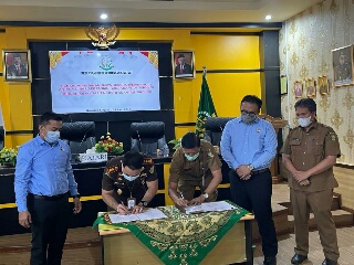 Dukung Program Peremajaan Sawit Rakyat, Kejari Kuansing Teken MoU Dengan Dinas Pertanian