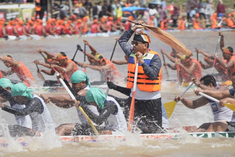Bupati Suhardiman Amby Sedot Perhatian Penonton, Jadi Timboruang di Festival Pacu Jalur Kuansing