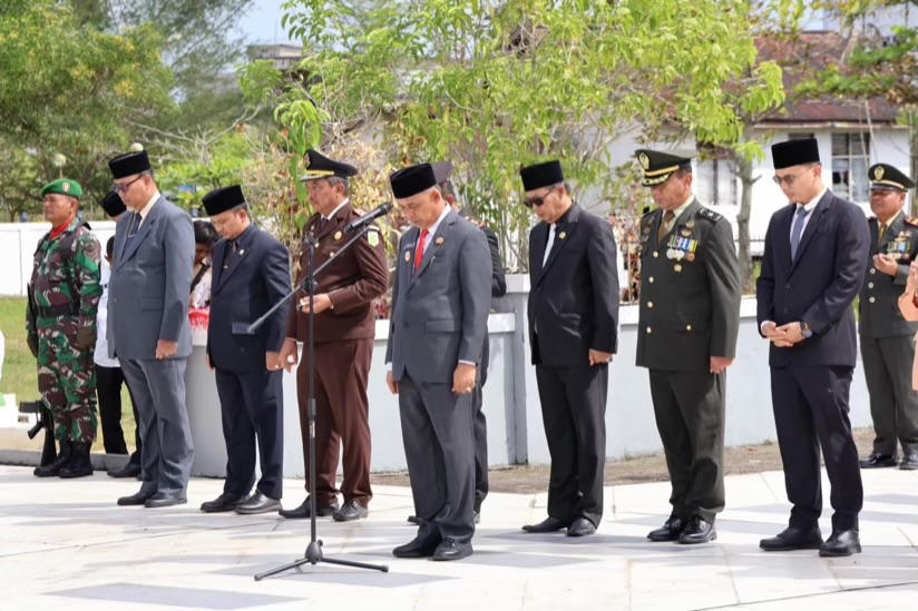 Hari Pahlawan 2025, Bupati Inhil Pimpin Upacara Ziarah Nasional di TMP Yudha Bhakti