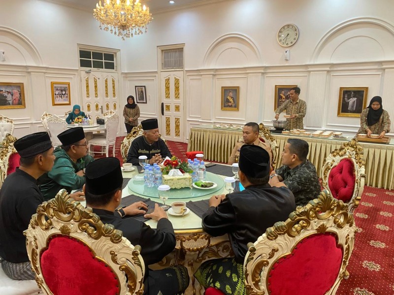 Final Pacu Jalur, Gubri Wahid Disematkan Gelar Kehormatan, Iyeth Bustami Satu Panggung dengan Penyanyi Luar Negeri