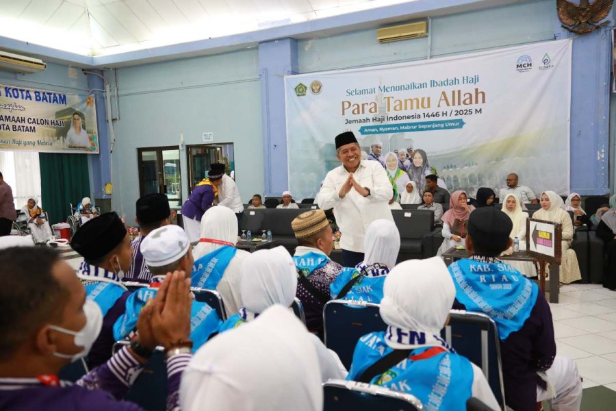 Penuh Khidmat, Bupati Alfedri lepas Calon Jemaah Haji Kabupaten Siak Menuju Madinah