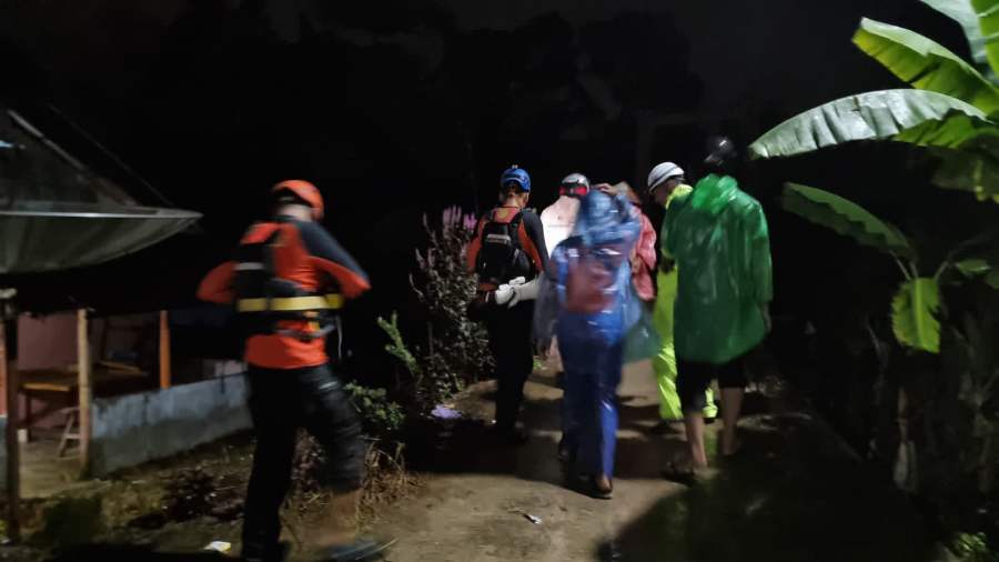 Debit Air Mendadak Tinggi, 4 Remaja Terjebak di Air Terjun Sungai Bangek Sumbar