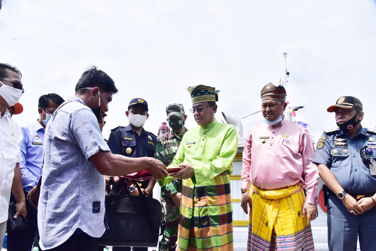 Bupati Inhil Lepas Ekspor Perdana Pengiriman Kelapa Bulat dari Pelabuhan Parit 21 Menuju Malaysia