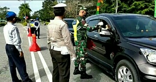 Danramil Siak Bersama Aparat Gabungan Pantau Kendaraan  di Jembatan Tengku Agung Sultanah Latifah 