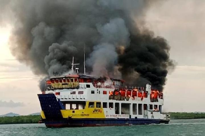 Kapal Roro Terbakar, Belasan Kru Berhasil Diselamatkan