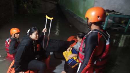 Banjir 2 Meter Kepung Rumah Warga Pekanbaru, 3 KK Dievakuasi Tim SAR 