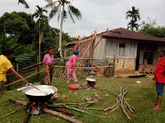 Masyarakat Goro Rumah Warga Pasca Diterjang Angin Puting Beliung