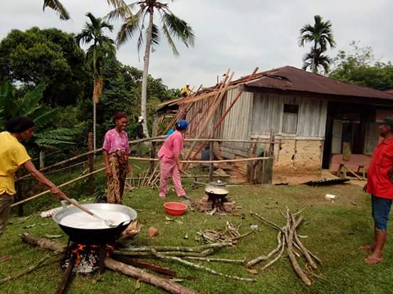Masyarakat Goro Rumah Warga Pasca Diterjang Angin Puting Beliung