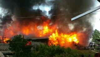 Api Hanguskan Tiga Rumah di Inhil, Warga Gotong Hendri ke Luar Rumah