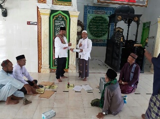 Cegah Corona, Adila Ansori Bagikan Masker ke Pengurus Masjid