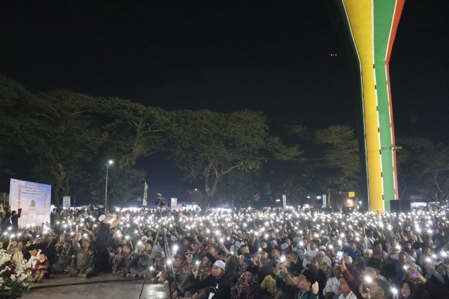UAS dan Bupati Inhu Tampil Sepanggung, Ribuan Warga Diajak Doakan Penanganan Karhutla