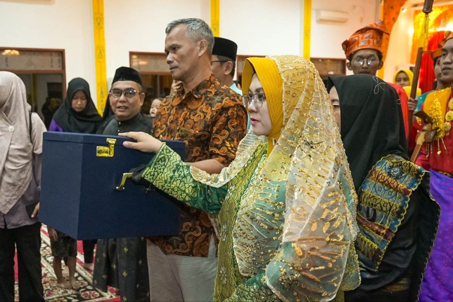 Tiga Benda Pusaka Kerajaan Siak Disambut Antusias Masyarakat,  Bupati Siak Afni Terharu