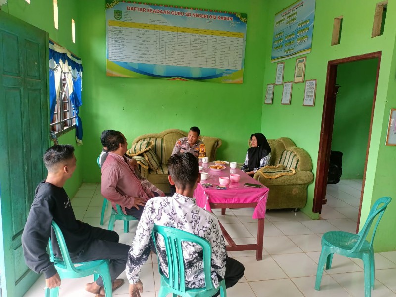 Personil Polsek Kabun Sambang Dan Edukasi Cooling System Pilkada 2024 Di Desa Binaan
