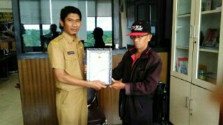 Wartawan Senior Ongah Reflizar Terima Piagam Kehormatan PWI Riau