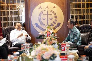 Ketua DK OJK Bertemu Jaksa Agung, Bicarakan Dua Kasus Besar