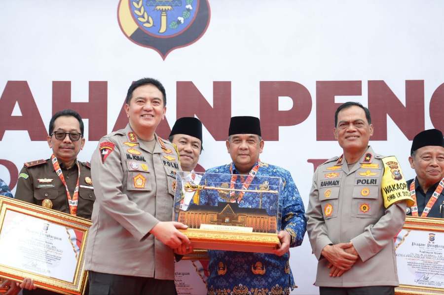 Kapolda beri Penghargaan kepada Gubernur Riau