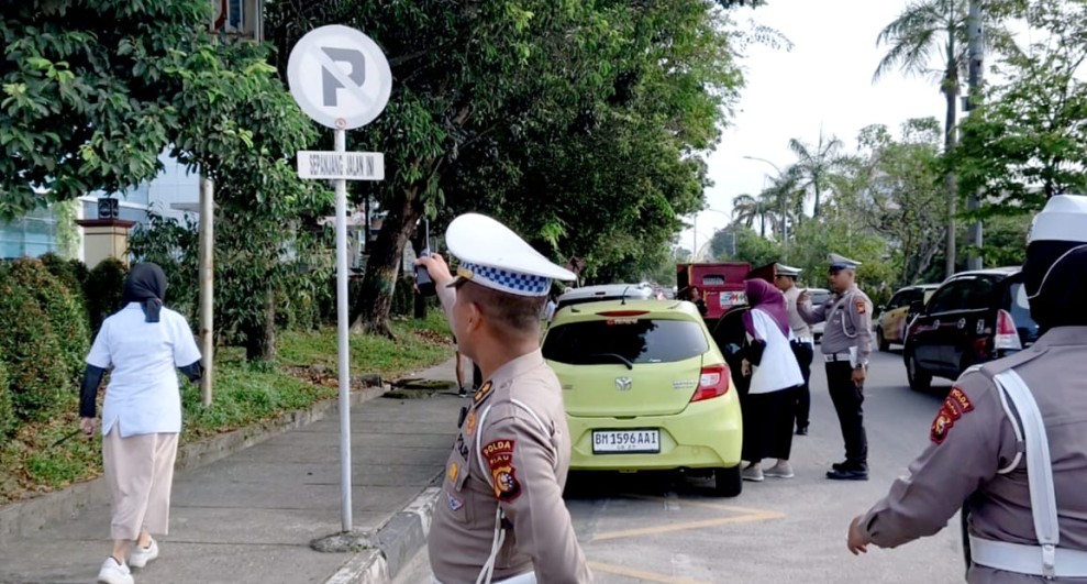 Puluhan Kendaraan Ditilang,  Langgar Rambu Larangan Parkir di Depan RSUD Arifin Achmad