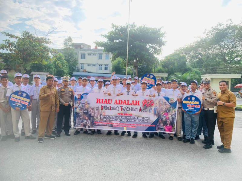 Satlantas Polresta Pekanbaru Kampanye Keselamatan dan Pilkada Damai di SMA 18