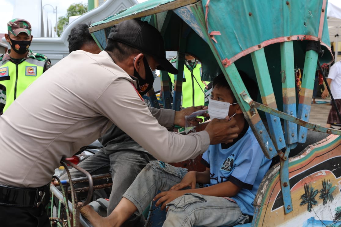 Jum'at Berkah, YVB Bersama TNI/Polri Bagikan Masker dan Ajak Masyarakat Terapkan 4M