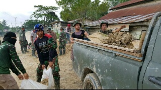 Solid, Di Inhil TNI dan Polri Serta Masyarakat Bahu Membahu Sukseskan Program TMMD
