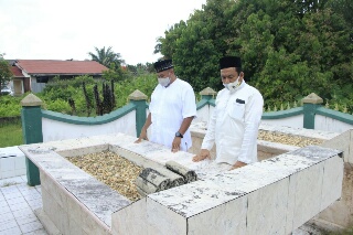 Usai Cabut Nomor Urut Calon, Rizal-Yoghi Ziarah ke Makam Mantan Bupati Encik Ali