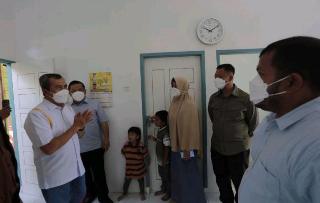 Gubri Syamsuar Serahkan Bantuan Rumah Layak Huni ke Warga