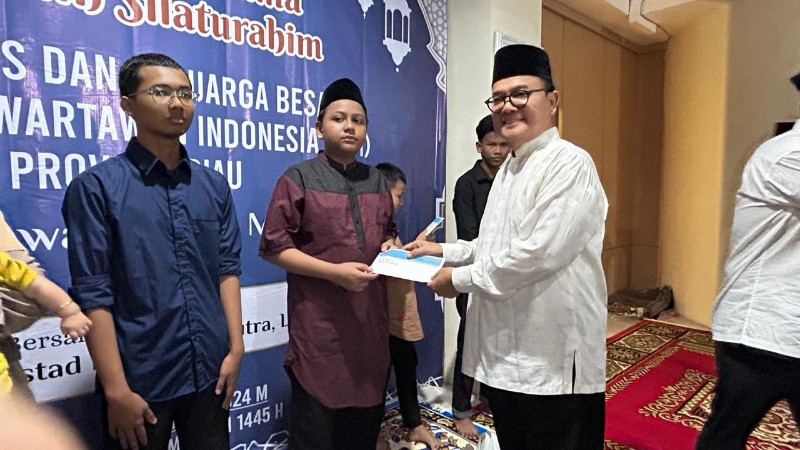 Gelar Berbuka Bersama, PWI Riau Santuni Anak Yatim dan Janda Wartawan