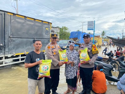 Kapolsek Rambah Hilir Berikan Bantuan Sembako Kepada Warga Terdampak Banjir