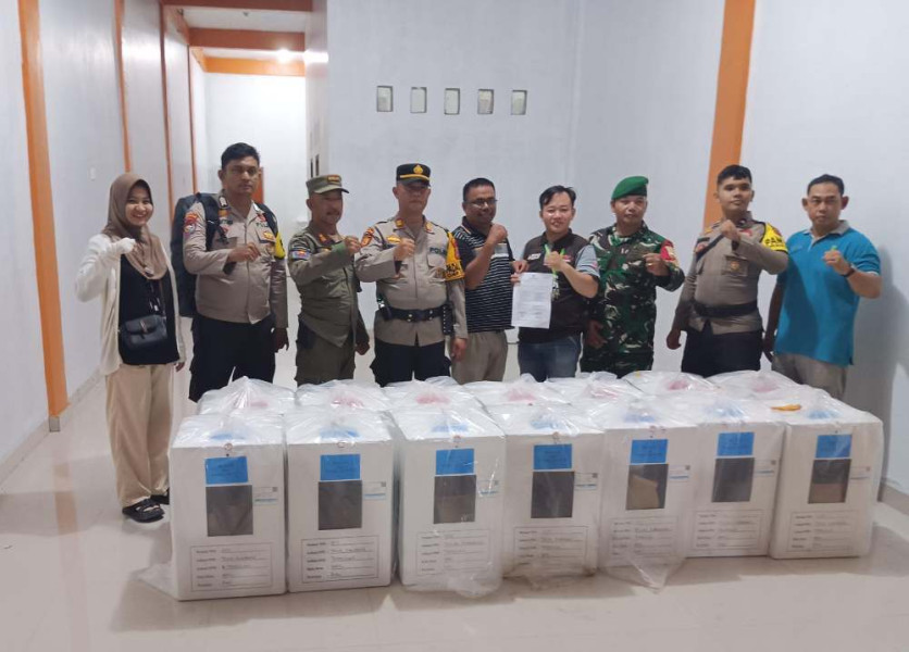 Kapolsek Tempuling Cek Kedatangan Logistik Pilkada dari PPS di Gudang Logistik PPK Tempuling