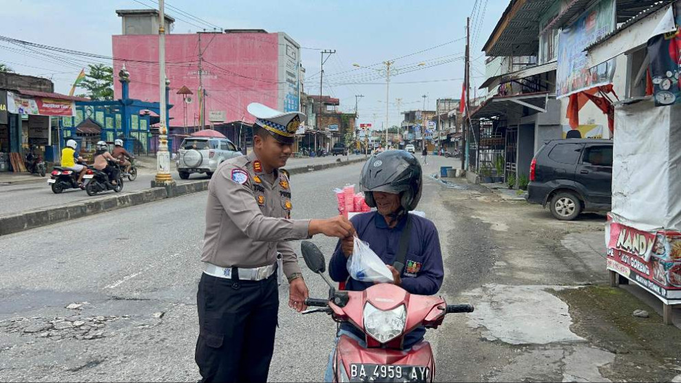 Bagikan Nasi kepada Pengguna Jalan, Satlantas Polres Rohul Sembari Sampaikan Pesan Pilkada Damai